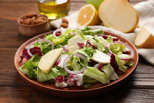 Ahşap masada servis edilen enfes şalgam salatası.