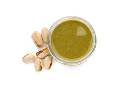 Fıstık ezmeli kavanoz ve beyaz arka planda fındık.