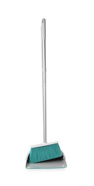 plastik süpürge ve faraş üzerinde beyaz izole