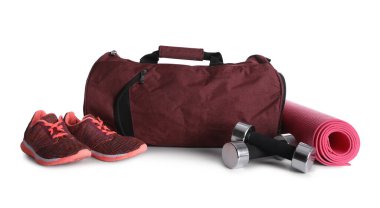 Beyaz arka plan üzerinde spor çanta ve spor malzemeleri