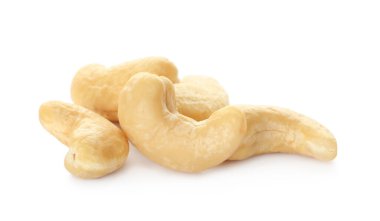 Beyaz üzerine izole edilmiş organik fındık yığını.