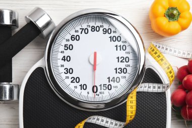 Düz kompozisyon ve beyaz ahşap masa üzerinde pullar vardı.