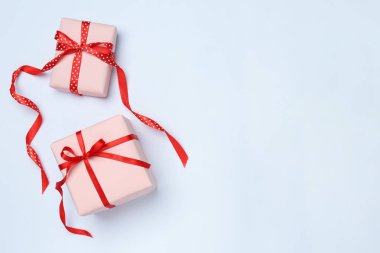 Güzel hediye kutuları beyaz arka planda, üstten görünüm