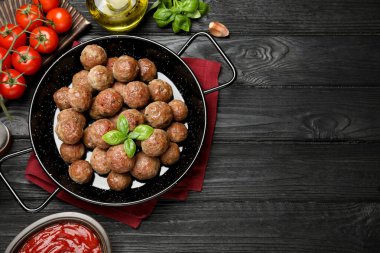 Lezzetli pişmiş köfteler, fesleğenli siyah ahşap masa, düz yatak. Metin için boşluk