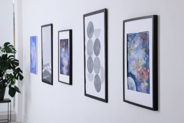 Modern sanat galerisinde duvarda güzel tablolar