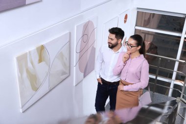 Sanat galerisindeki sergide mutlu çift