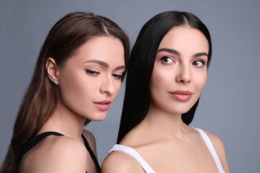 Gri arkaplanda güzel kadınların portresi