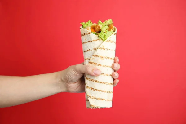 Kobieta Gospodarstwa Pyszne Kurczaka Shawarma Czerwonym Tle Zbliżenie — Zdjęcie stockowe