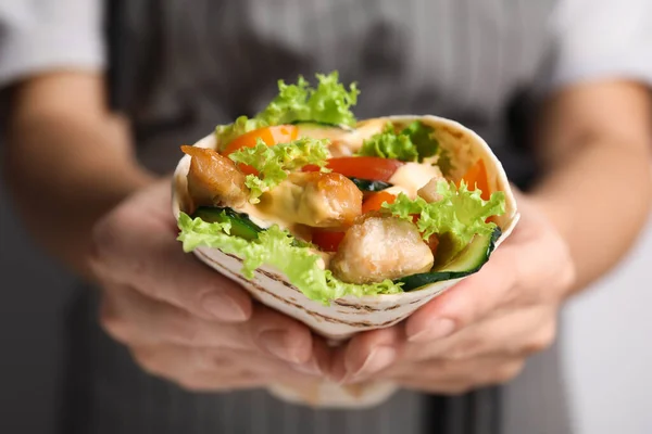 Kezében Finom Shawarma Csirke Hús Zöldség Közelkép — Stock Fotó