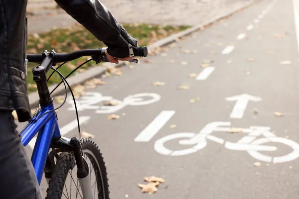 Mujer Montando Bicicleta Carril Ciudad Primer Plano — Foto de Stock