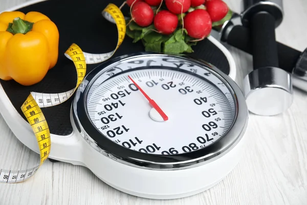 Waagen Gesunde Ernährung Und Maßband Auf Weißem Holztisch Nahaufnahme — Stockfoto