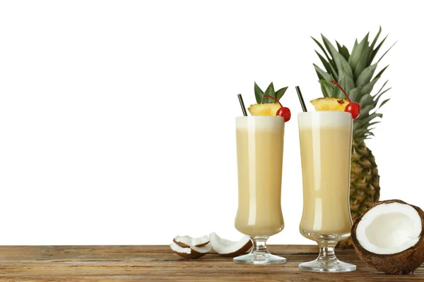 Smaklig Pina Colada Cocktail Och Ingredienser Träbord Mot Vit Bakgrund — Stockfoto