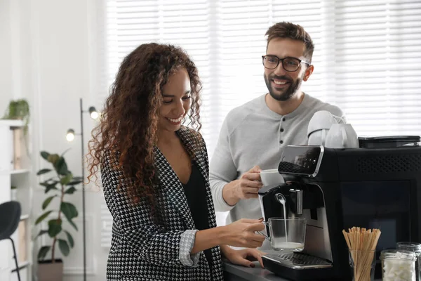 Mujer Afroamericana Hablando Con Colega Mientras Usa Moderna Máquina Café — Foto de Stock