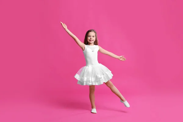 Linda Niña Vestido Blanco Bailando Sobre Fondo Rosa — Foto de Stock