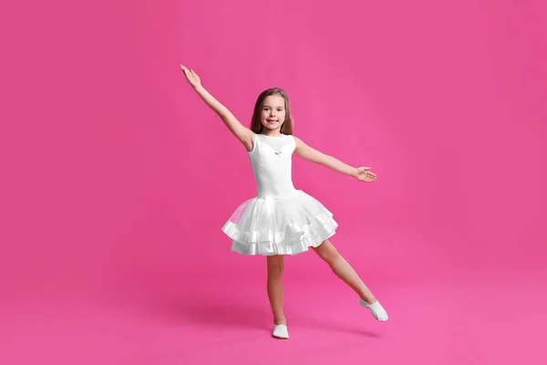 Carino Bambina Abito Bianco Ballare Sfondo Rosa — Foto Stock