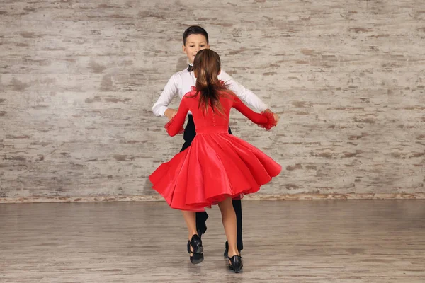 Prachtig Gekleed Paar Kinderen Dansen Samen Studio — Stockfoto