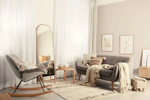 Stilvolles Wohnzimmer Mit Großem Spiegel Bequemem Sofa Und Schaukelstuhl — Stockfoto