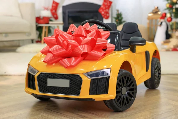 Elektrische Speelgoedauto Met Rode Strik Kamer Ingericht Voor Kerstmis — Stockfoto