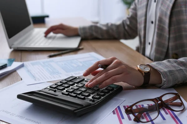 計算機が事務所のテーブルで働いている税務会計士 — ストック写真