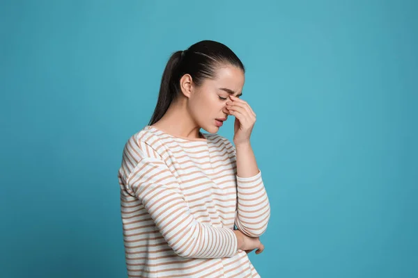 Jonge Vrouw Met Hoofdpijn Lichtblauwe Achtergrond — Stockfoto