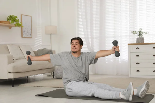 Hombre Con Sobrepeso Haciendo Ejercicio Con Mancuernas Alfombra Casa — Foto de Stock