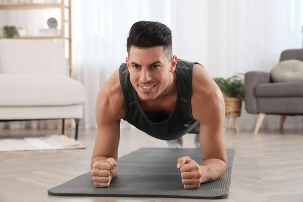 Yakışıklı Adam Evde Yoga Minderi Üzerinde Kalas Egzersizi Yapıyor — Stok fotoğraf