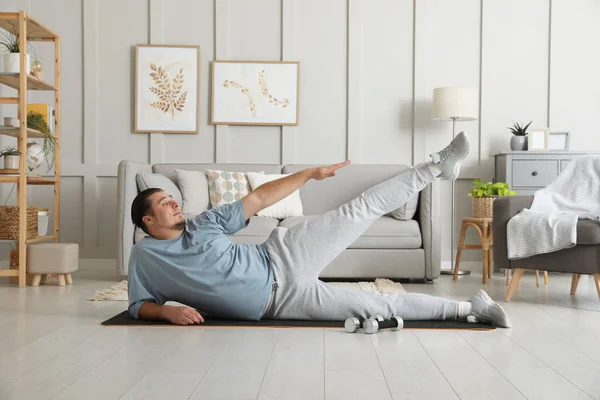 Overweight Man Doing Exercise Mat Home — Stock Photo, Image