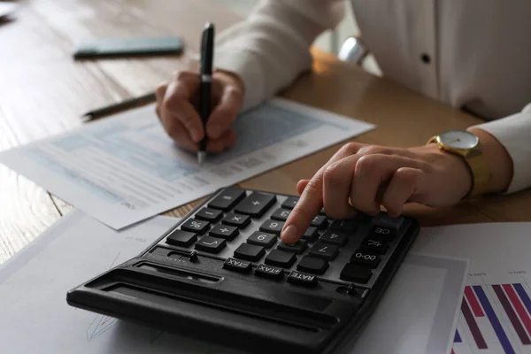 Contador Fiscal Con Calculadora Trabajando Mesa Madera Primer Plano — Foto de Stock