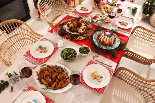 Ünnepi Vacsora Finom Ételekkel Borral Asztalon Beltérben Kilátás Felett Szenteste — Stock Fotó