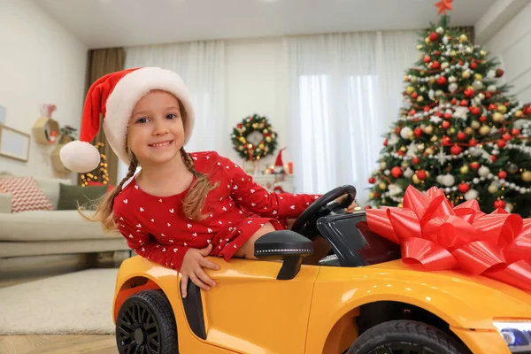 Schattig Klein Meisje Rijden Speelgoed Auto Kamer Ingericht Voor Kerstmis — Stockfoto