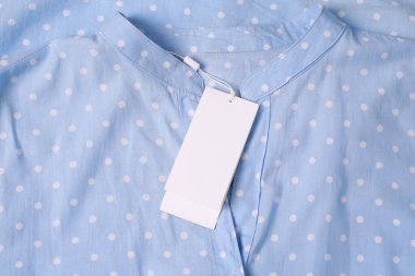 Açık mavi gömlekli beyaz etiketli, benekli, üst manzaralı. Metin için boşluk