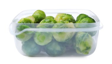 Brüksel lahanası beyaz kapta izole edilmiş plastik kabın içinde