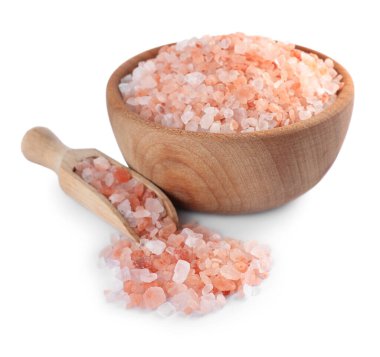 Ahşap kase ve beyaz arka planda pembe tuz ile kepçe