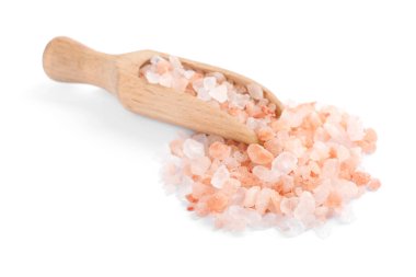 Beyaz arka planda pembe Himalaya tuzu ve ahşap kepçe