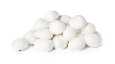 Beyaz arka planda mozzarella peynir topları yığını