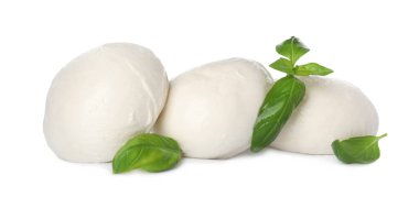 Lezzetli mozzarella peynir topları ve beyaz arka planda fesleğen.