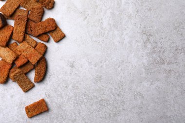 Aydınlık masada bir yığın gevrek rusk, düz yatıyordu. Metin için boşluk