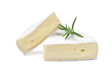 Beyaz arka planda biberiyeli Brie peyniri.