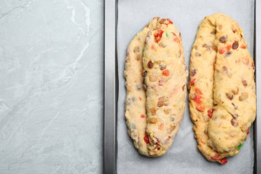 Gri mermer masada ev yapımı Stollens ile pişirme tepsisinin üst görüntüsü, yazı için boşluk. Geleneksel Alman Noel ekmeği