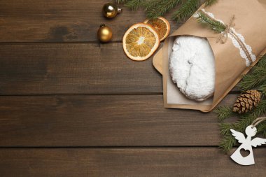 Ahşap masada süslenmiş, düz bir şekilde duran Noel Stollen. Metin için boşluk