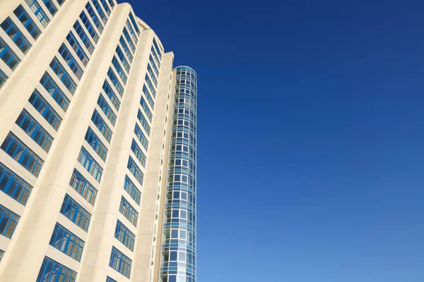 晴れた日の青空に対する美しい高層ビル 低角度ビュー — ストック写真