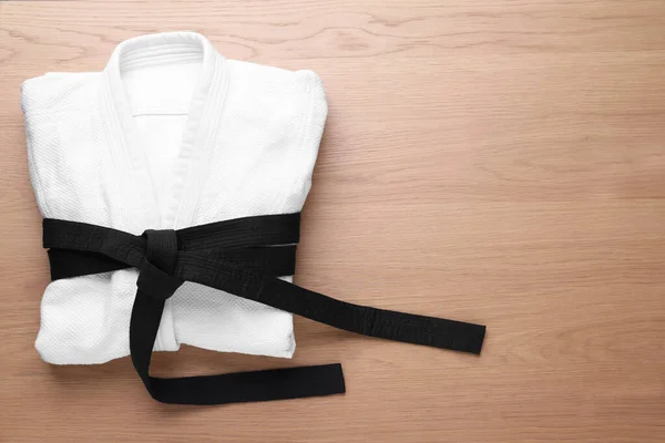 Uniforme Artes Marciales Con Cinturón Negro Sobre Fondo Madera Blanco — Foto de Stock