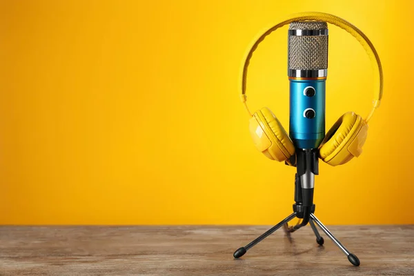 Micrófono Auriculares Modernos Sobre Mesa Madera Sobre Fondo Naranja Espacio —  Fotos de Stock