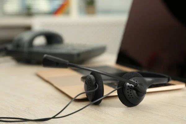 Kulaklık Dizüstü Bilgisayar Kapalı Masada Yakın Plan Yardım Hattı Kavramı — Stok fotoğraf