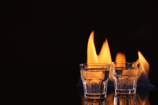 Vodka Verres Flamme Sur Fond Noir Espace Pour Texte — Photo