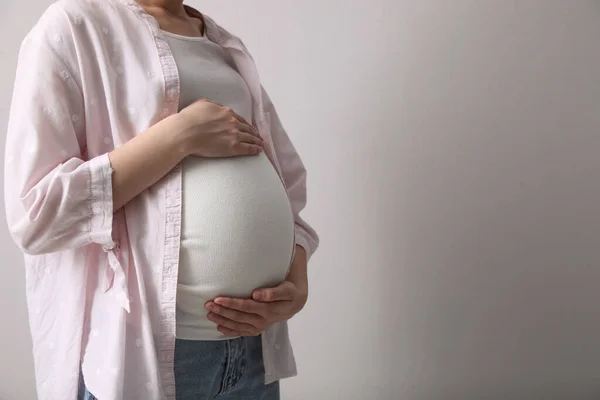 Jeune Femme Enceinte Sur Fond Gris Clair Gros Plan Espace — Photo