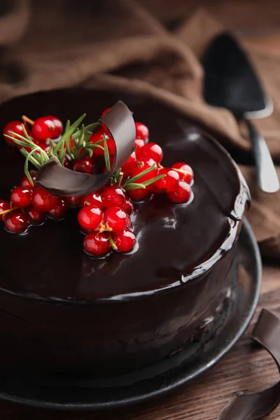 Вкусный Домашний Шоколадный Торт Ягодами Розмарином Деревянном Столе Крупным Планом — стоковое фото