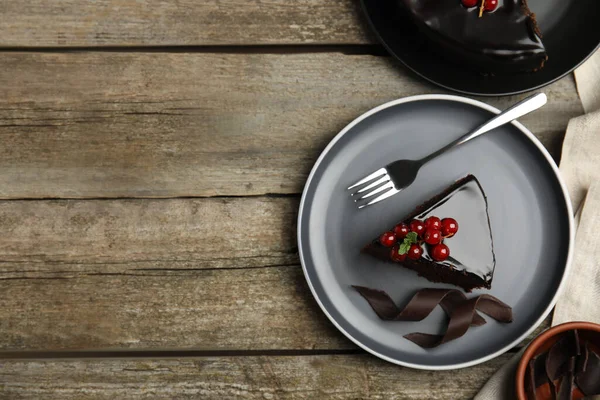 집에서 맛있는 초콜릿 케이크에 박하를 식탁에 탁자에 놓았다 원문을 — 스톡 사진