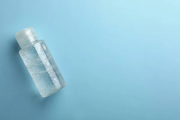 Botella Gel Cosmético Sobre Fondo Azul Claro Vista Superior Espacio — Foto de Stock