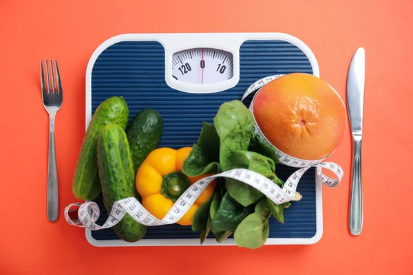 Escalas Alimentos Saudáveis Fita Métrica Talheres Fundo Laranja Gordura Leigos — Fotografia de Stock